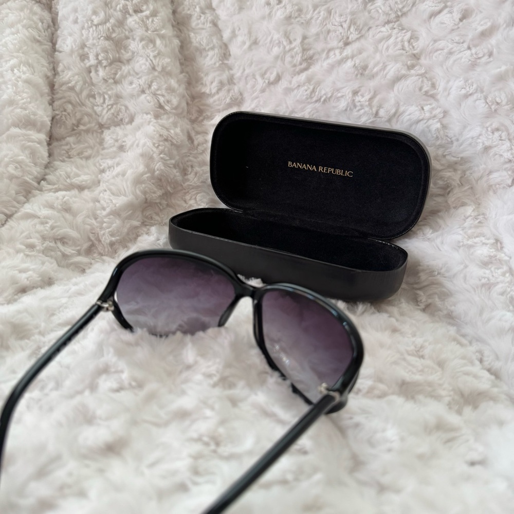 BANANA REPUBLIC sunglasses BLACK, never worn NEW